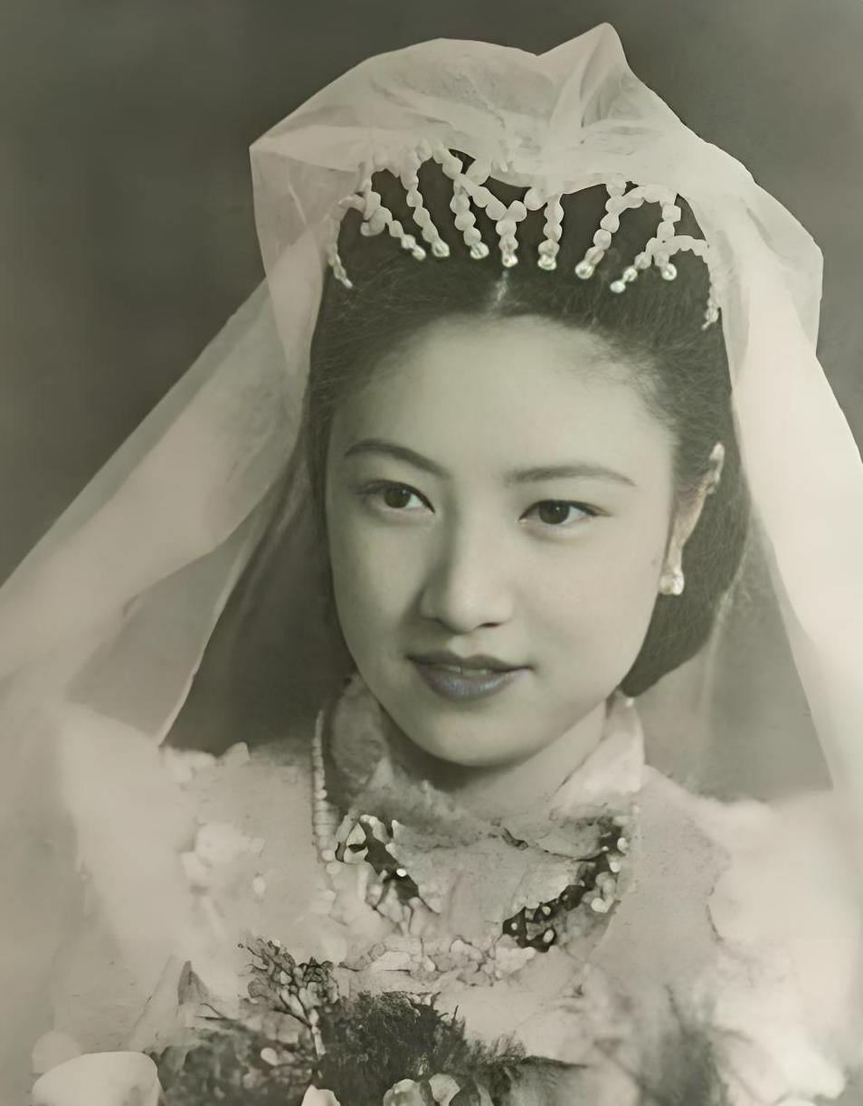 1941年，上海滩第一美人任芷芳大婚包下百乐门，洁癖到床单必须要每天换。晚年的她