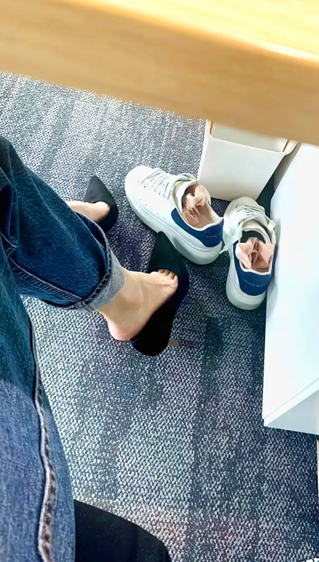 女人的三只双鞋？我们公司女员工，在公司都至少有三双鞋，一双是运动鞋，平时上