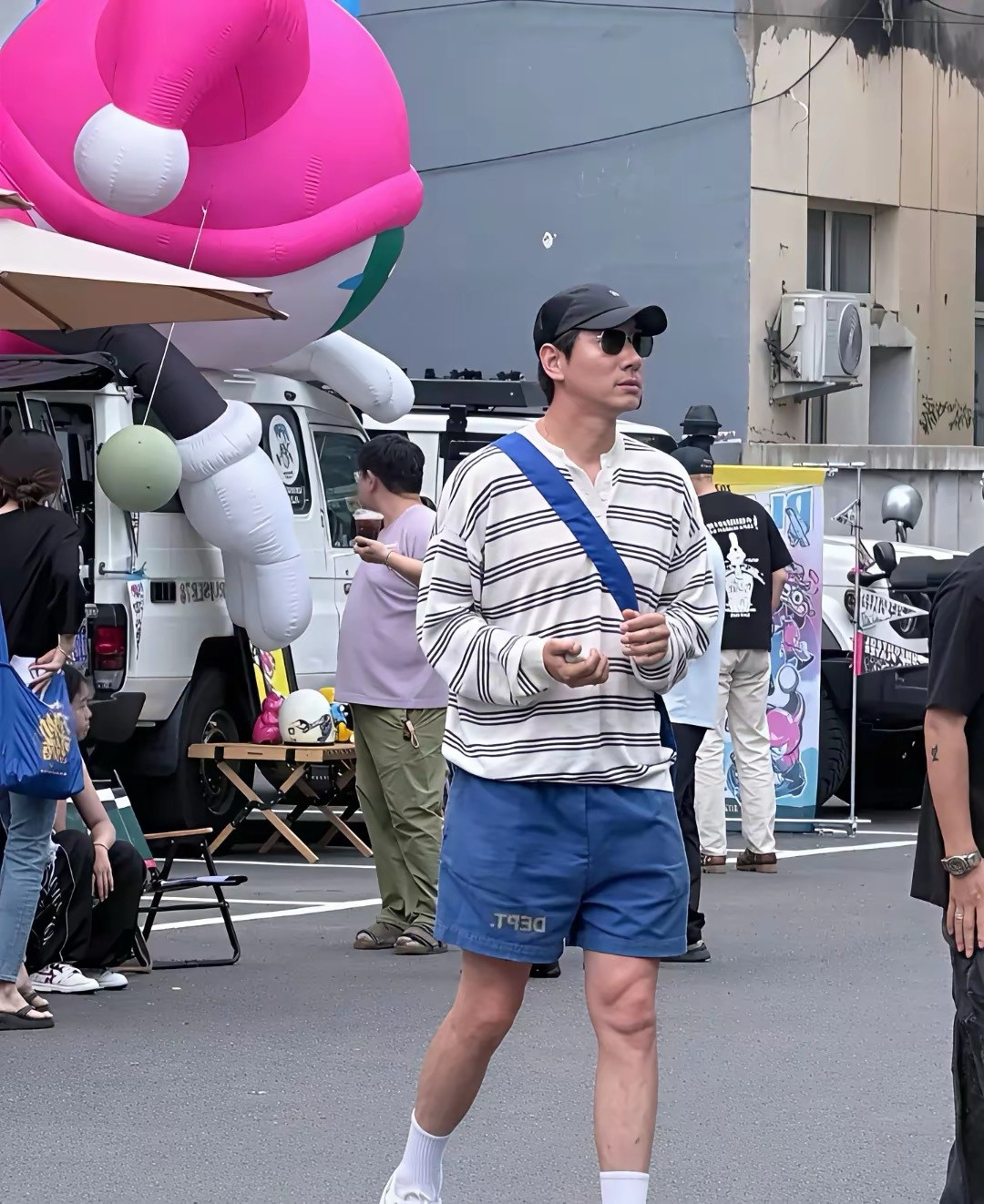 44岁张亮和寇静离婚9年，19岁天天身高冲到192cm，一家三口背同款包现身宋庄