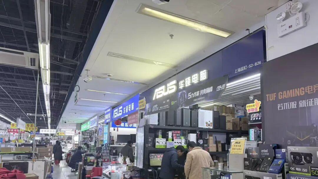 AI驱动存储‘超级周期’：芯片一日三价，PC全面提价在即｜实探