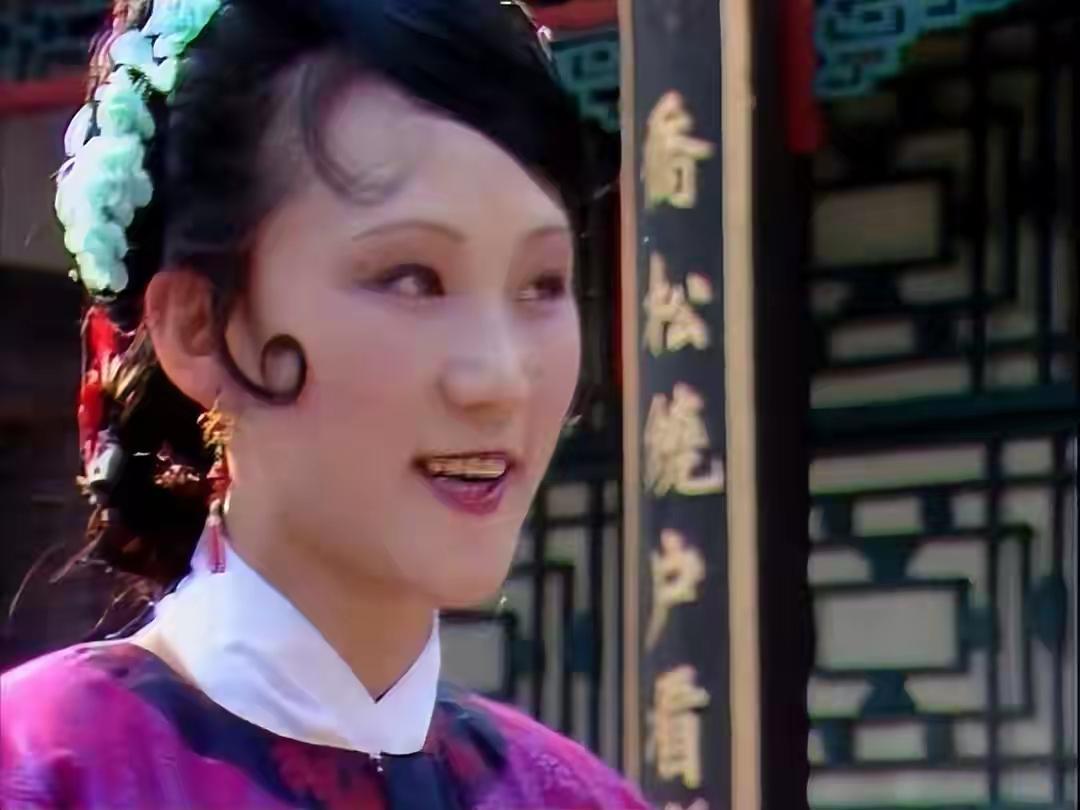 这位美女是87版《红楼梦》里的演员，她叫沈璐，是秋桐的扮演者，她还是黛玉组的候选