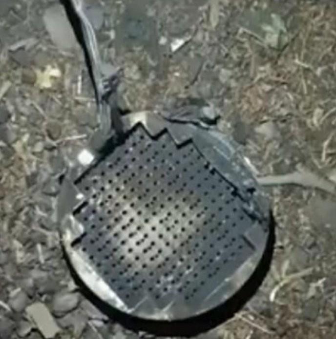 据说这是在三哥圈内发现的PL-15E的AESA雷达天线基座，密密麻麻的洞，数了半