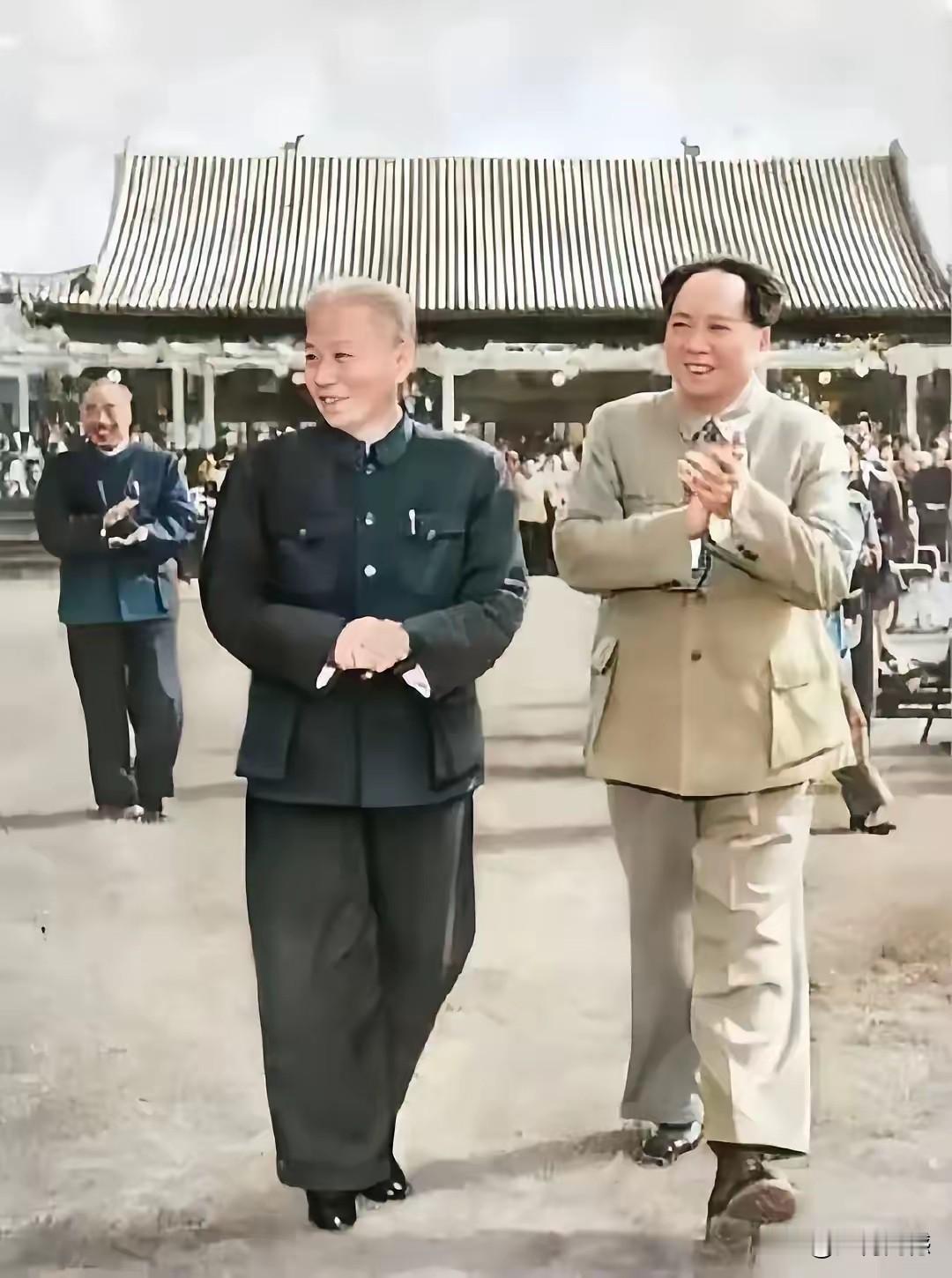 这张照片拍摄的非常好，毛主席他老人家和刘少奇并肩走来，两个人面带笑容，迈着稳健的