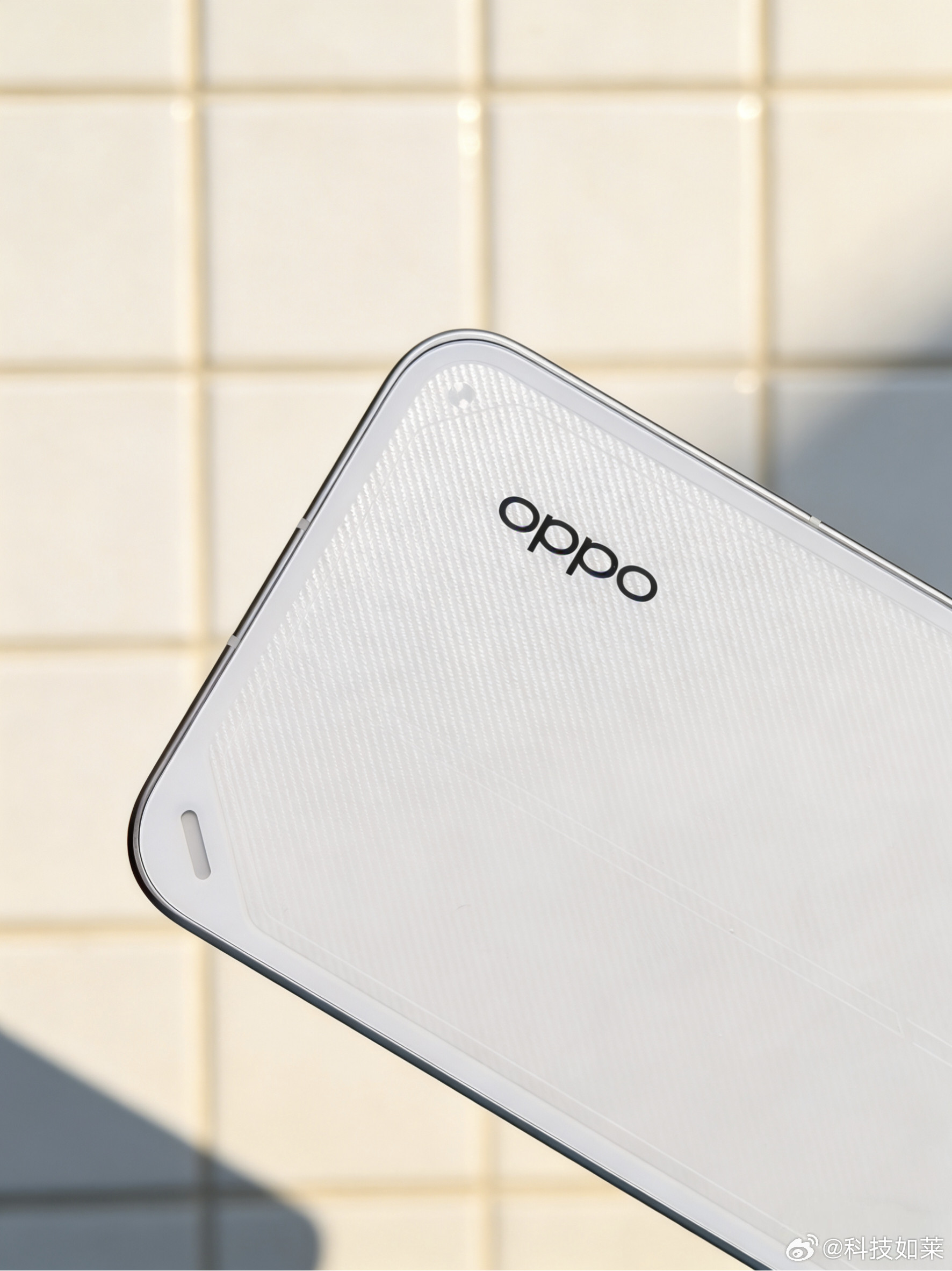 随手拍几张OPPOK15Pro外观图暖白机身摸起来是细腻的编织纹理，不沾指纹