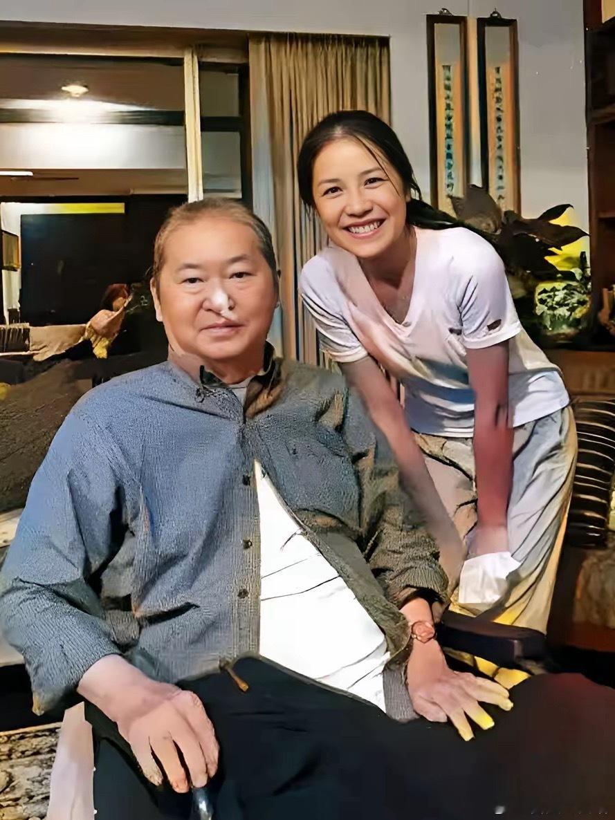 李敖人生最后一张照片，病中的他全身肿胀、脸部浮肿，不细看几乎认不出。只是那双眼睛