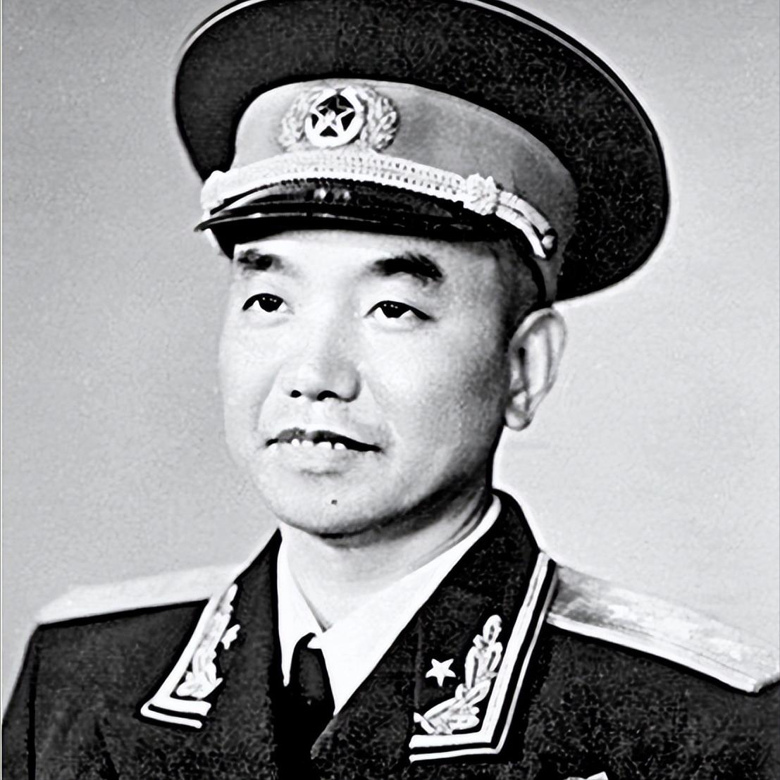 1931年，红5师师长萧克赶去兴国开会，途经一个战俘营。这时，被俘的国民党军官正
