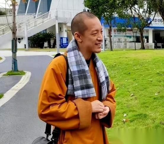 北大天才，奥数金牌，麻省理工全额奖学金摆在面前，他转头就去了龙泉寺，剃了头当和尚