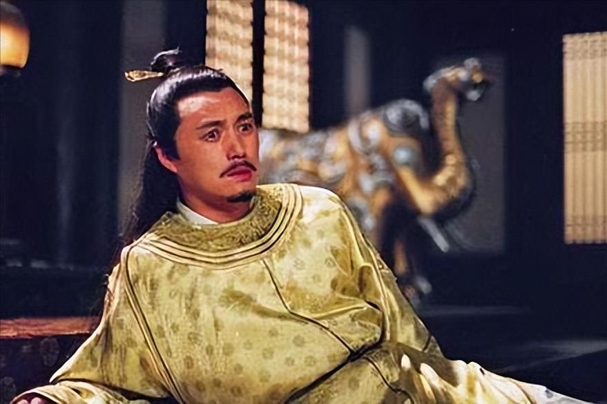 904年，一支车队驶出长安，皇帝坐在辇车里，两侧道路上密密麻麻全是百姓。人群