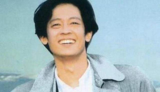 1984年，一个断腿的小伙子被抬着来到高考考场，老师朱榴亭问：“孩子，你来干什么