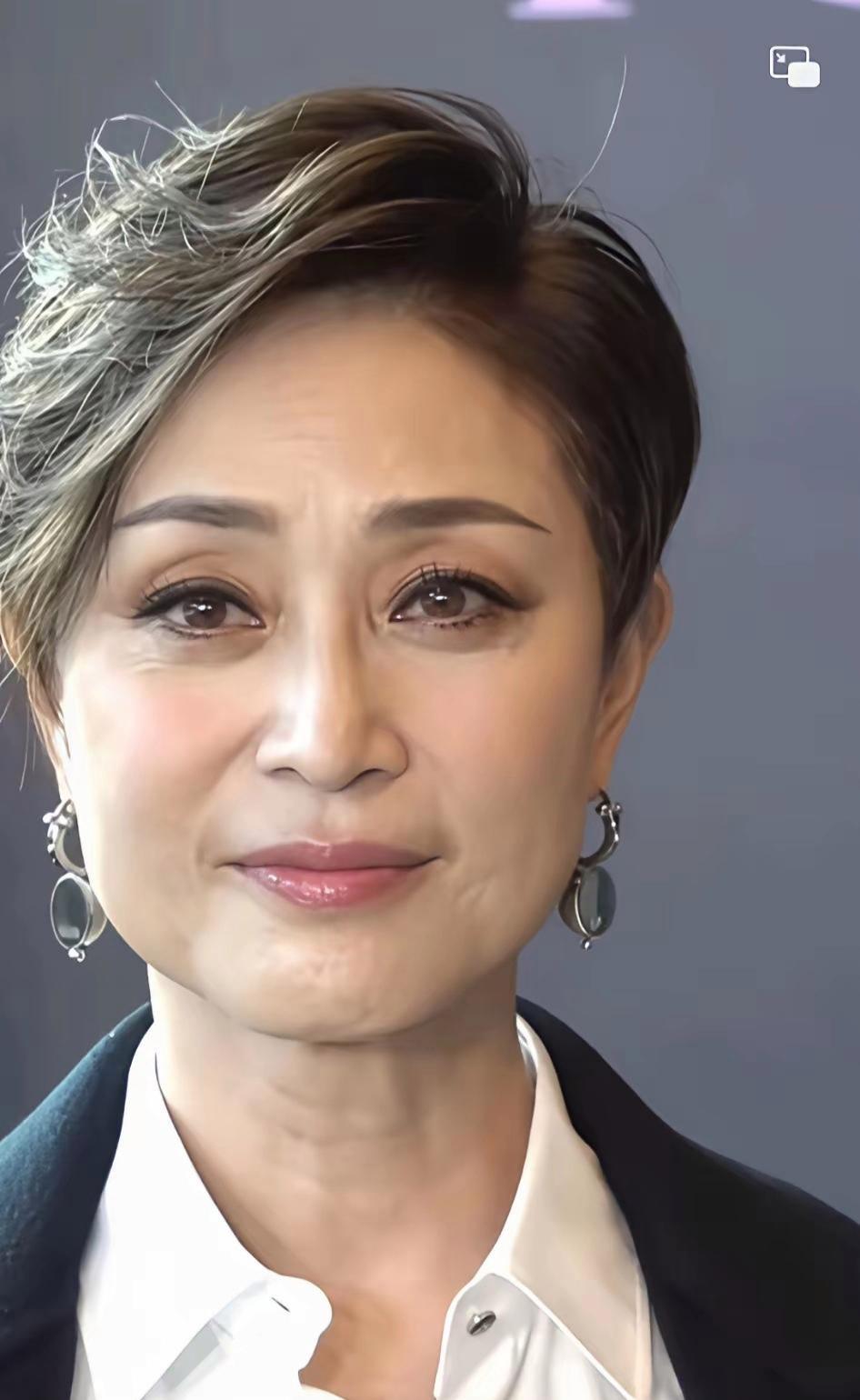 58岁陈法蓉这状态也太让人惊艳啦～利落的短发衬得人愈发干练大气，眉眼间自带的温
