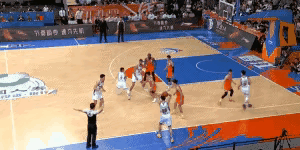 最后时刻，广东球迷想死的心都有了！广东队末节追分的关键时刻，徐杰刚飙中一个三分