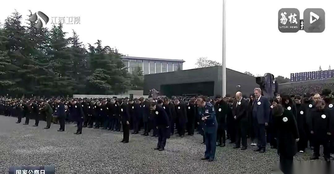 我刷到的时候，真的愣了好几秒。一边，是南京城拉响的警报，整个江苏台的屏幕都是肃