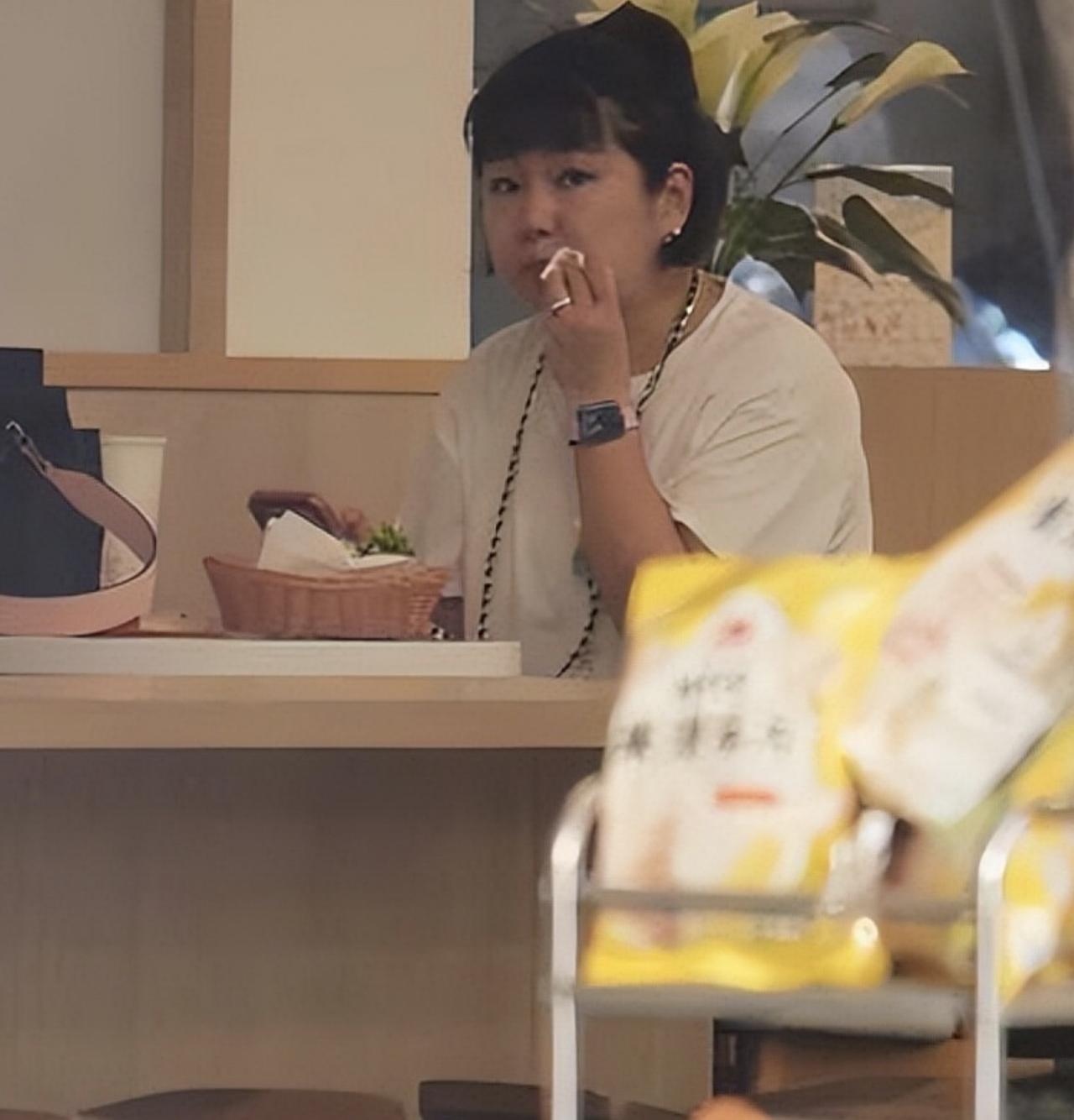 44岁Selina“任家萱”接孩子放学，胖了五十斤身材浮肿，变化好大完全认不出，