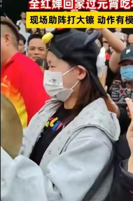 3月3日元宵节，奥运冠军全红婵突然刷屏——不是跳水，是打镲。画面里，她素颜扎