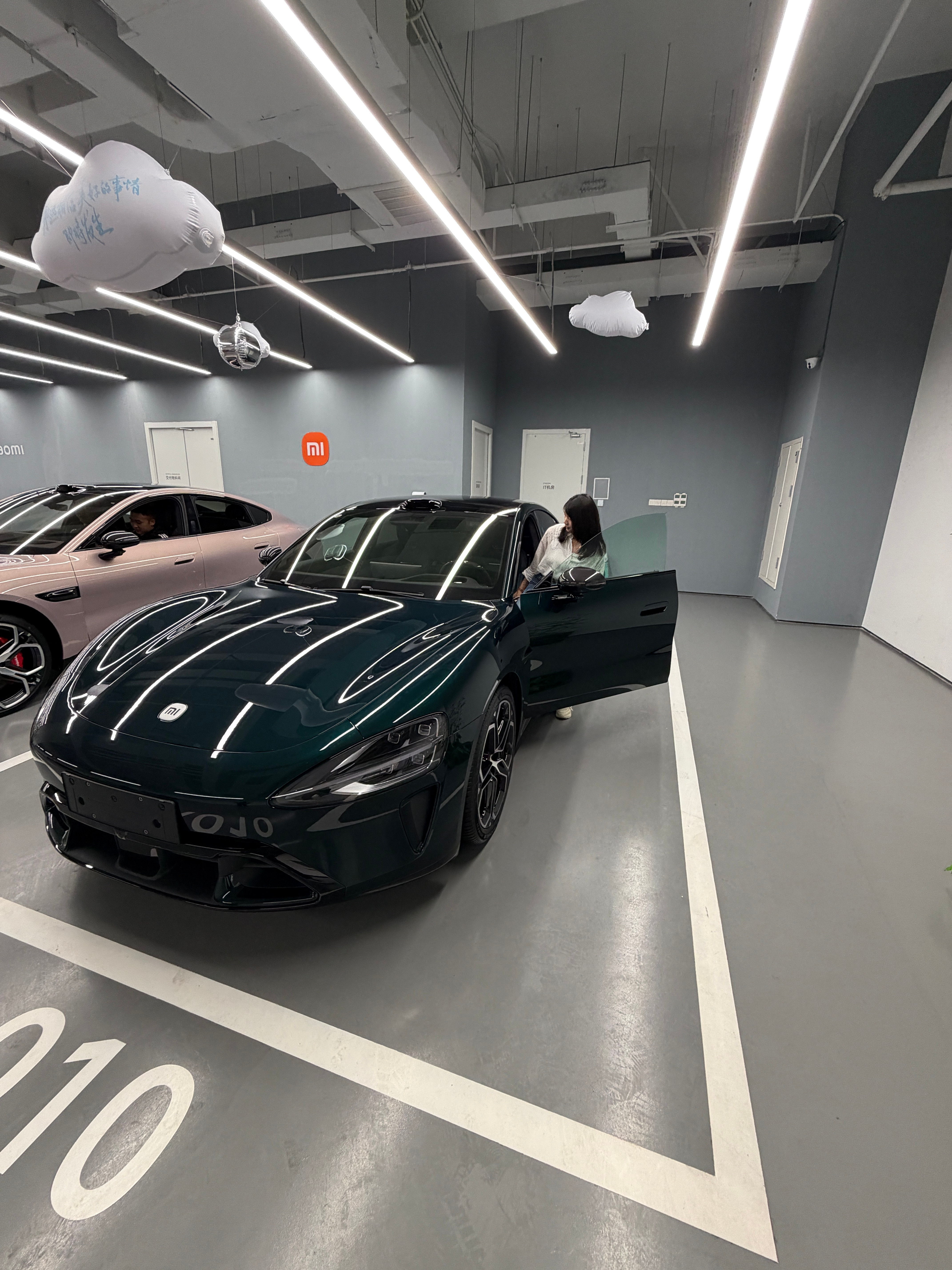 李老师真的是、看到自己的新车眼睛都直了…你看她的表情！