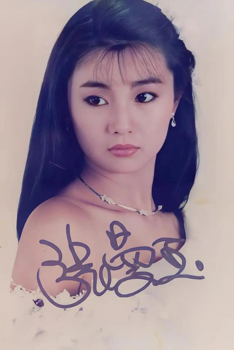 张曼玉早期青涩写真～她长发披肩，眉眼间满是少女的灵动清澈，或甜或纯的气质在镜头下