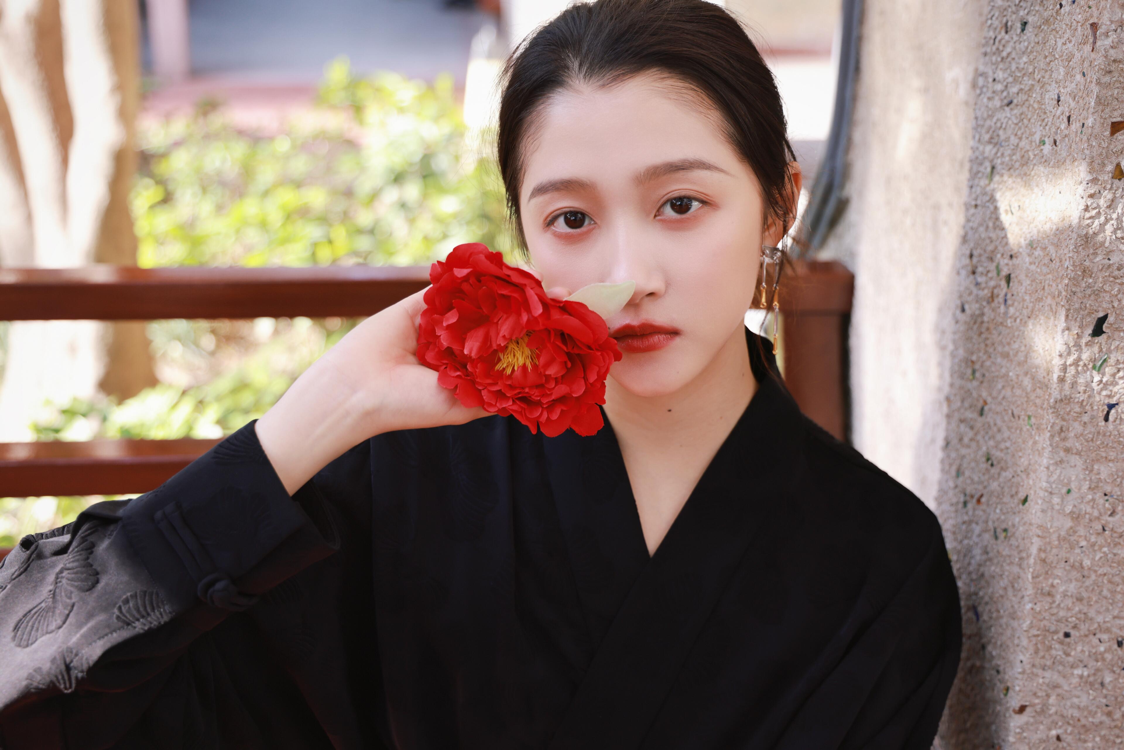 晒晒太阳，人比花美