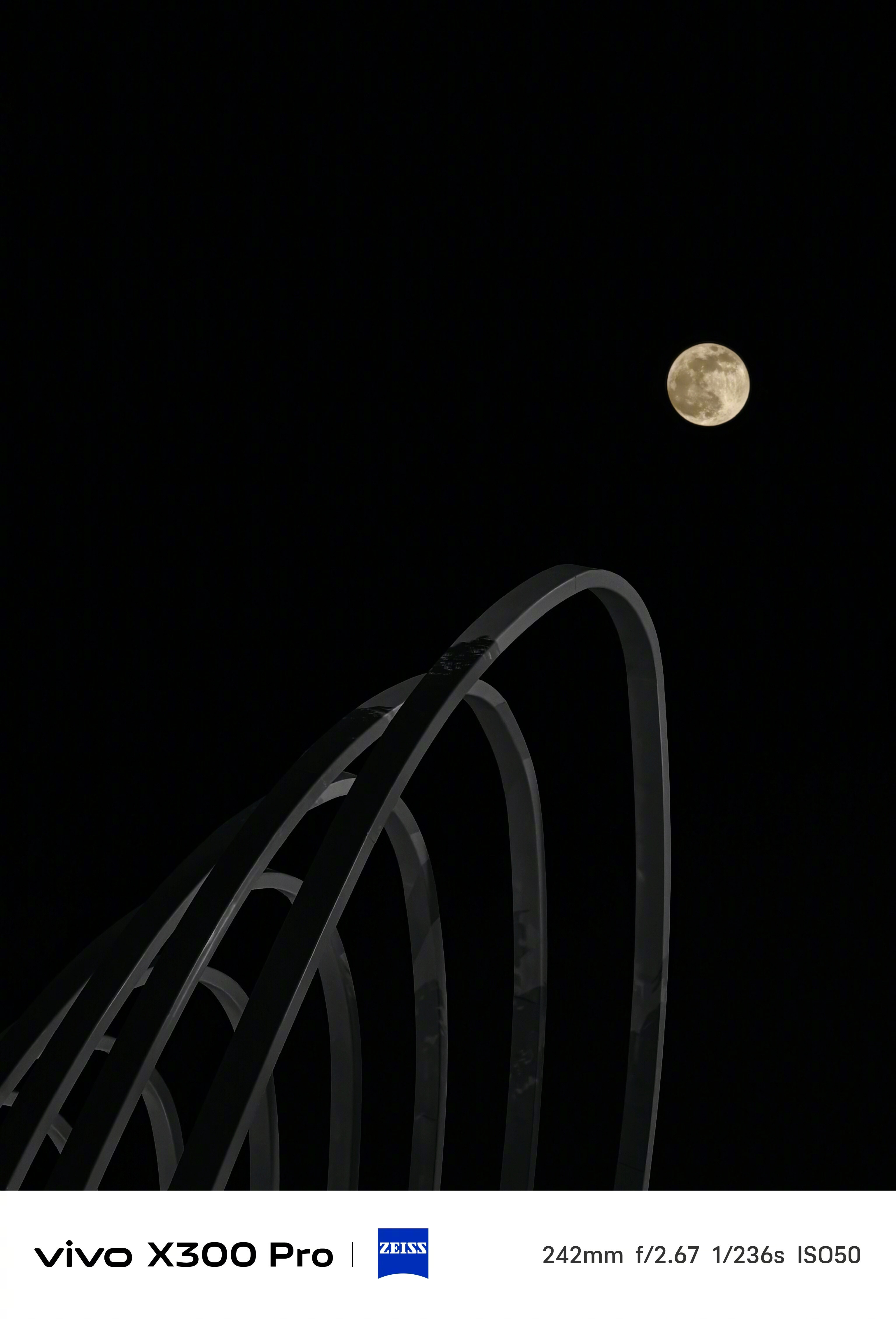 超级月亮超级月亮美图来了难得一遇的“超级月亮”来了——当月亮运行到近地点并恰逢满