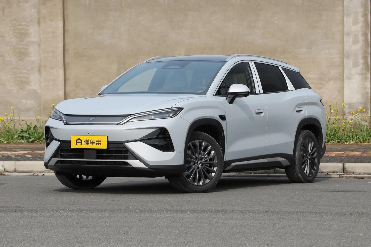 我很看好比亚迪宋UltraEV这款全新纯电中型SUV，外观设计挺漂亮的，前大灯