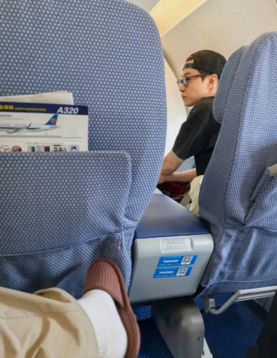 飞机上的曾经很火的男明星，感觉现在有点过气了，都没什么人认出他来，不过我曾经还是