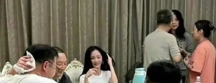 明星私下饭局，居然都挺素颜的​