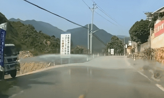 女子驾车时遇到洒水车，挡风玻璃被淋了水，遮住视线操作失误就直直的开进了沟里，这种