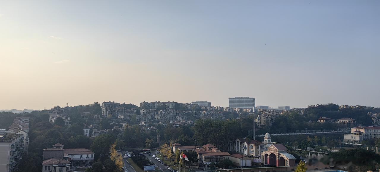 这才是绵阳最大的别墅区吧。有人说是在人工湖附近，富临山庄这边似乎别墅更多。