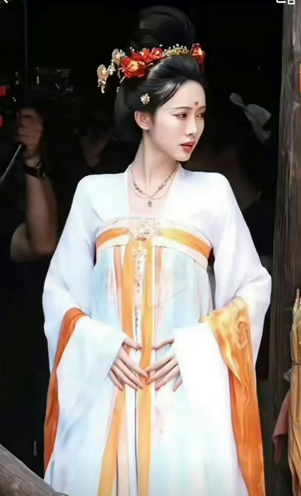 [捂脸哭]旁边人没人提醒她很怪吗？​​​
