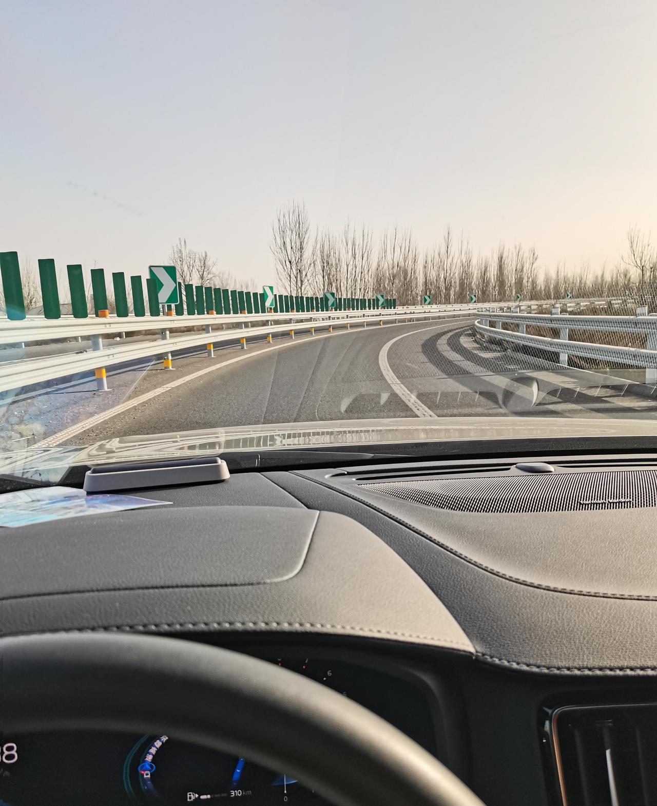 我是相信有运气这东西存在的。在涿州开着导航回北京，我是要上京雄高速的，可是导航