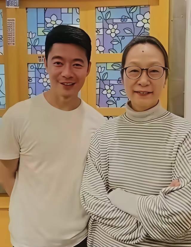 母子二人的五官轮廓、神态气质如同一个模子刻出，相似度极高。国家一级演员奚美娟