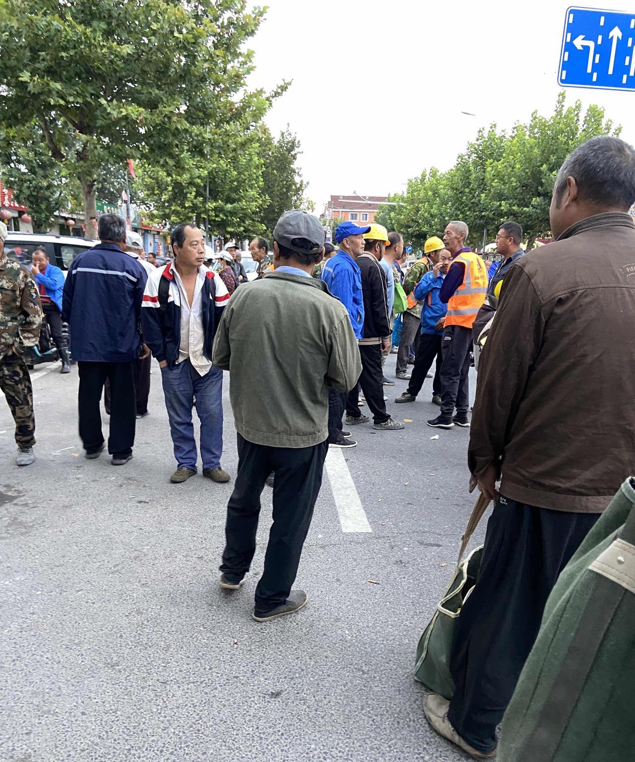劳务市场遇“套路”说好的拾垃圾，怎就变成拆顶棚？9月22日清晨5点，天刚蒙蒙亮