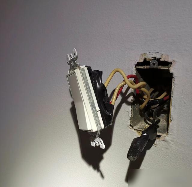 刚住俩月厨房一插电就跳闸，饭都做不了！谁懂这种崩溃？最近好多人吐槽，新家入住没俩