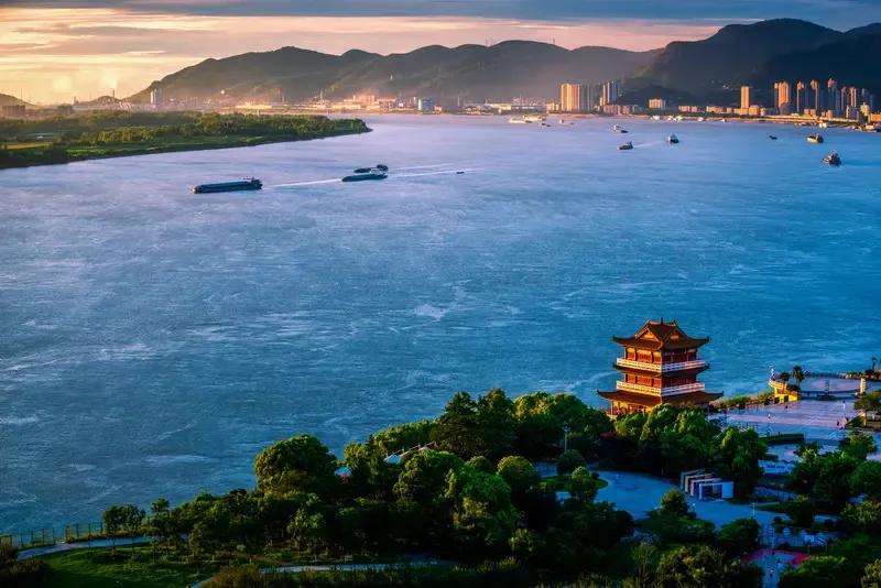 雪舞琼花满径飘、扮风伴月江湖客、寒风雪月裹银装、登峰巍峨眺远方，隔岸隔江