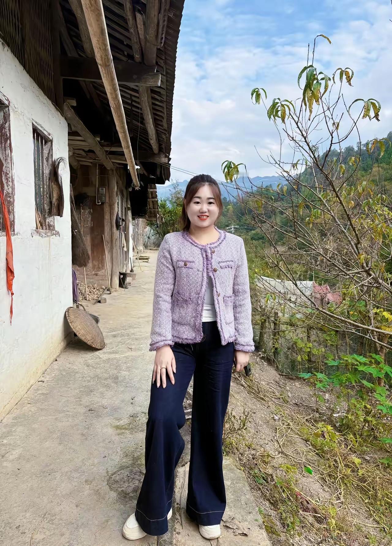 五年前，一个本科毕业的女孩，不顾家人反对，为了爱情嫁到了大山。那时的她青春靓丽、