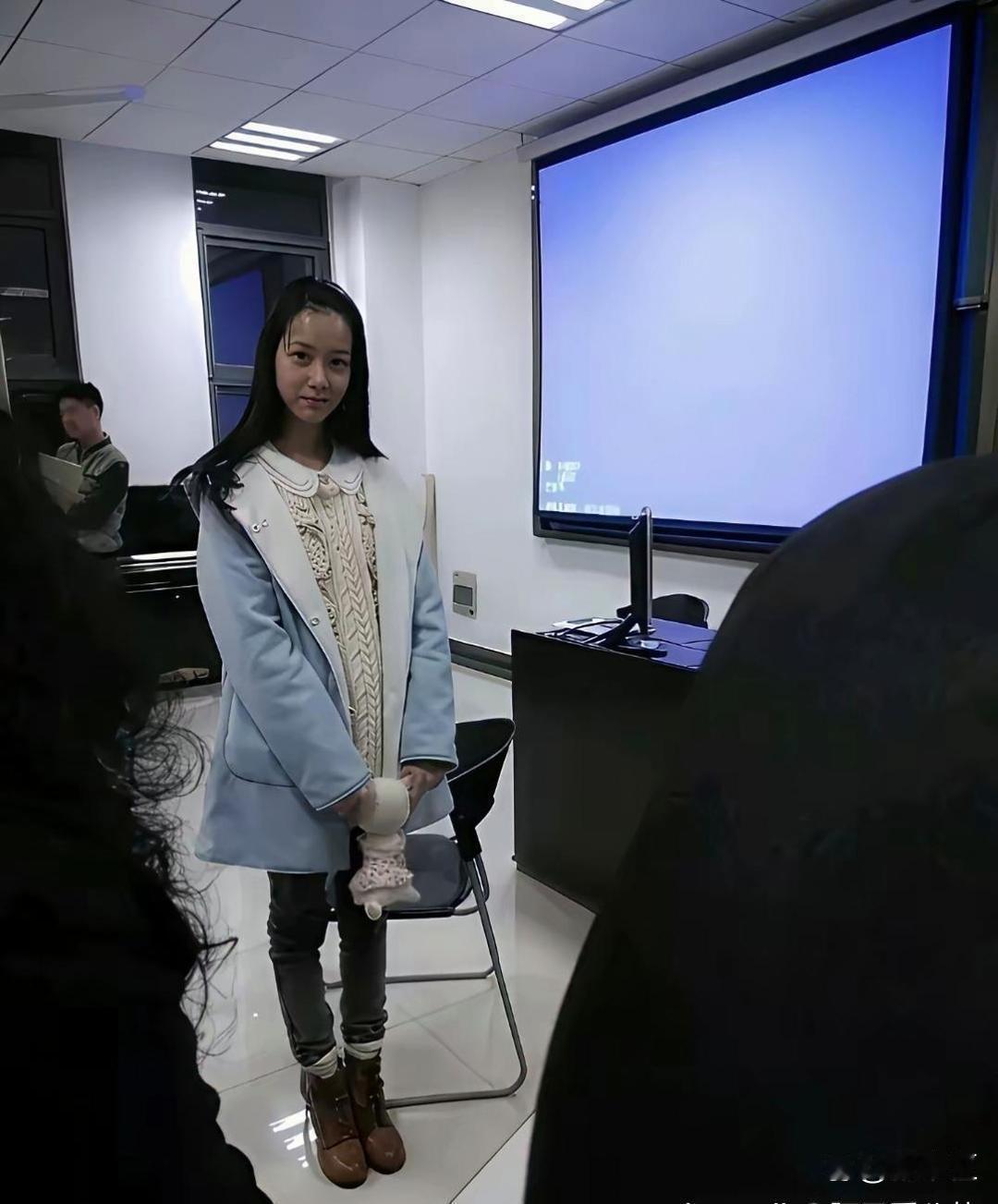 陈都灵大学时期不愧是校花，素颜状态直接秒杀一大片