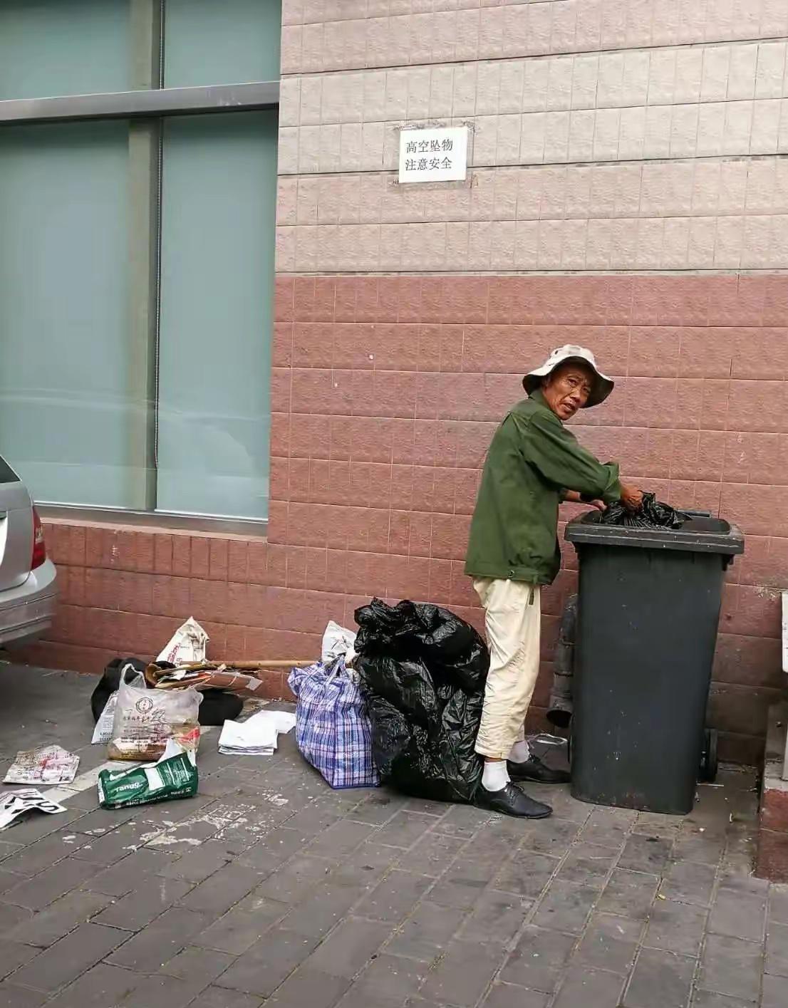 在垃圾堆翻了25年，一天只挣十块，社保账户静静躺着62万，他一分都不知道镇上