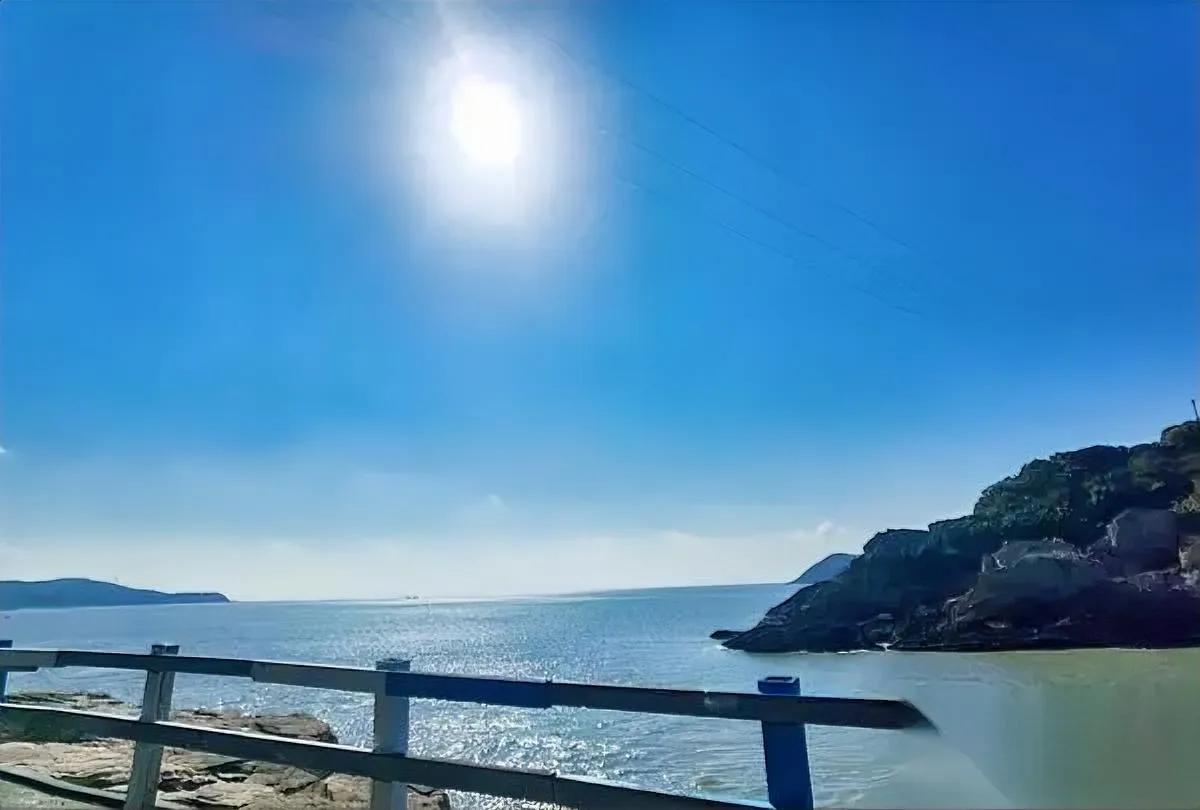 朋友刚离婚，我差点骂他前妻不是他错，是那女人把日子作没了那兄弟比我们小几