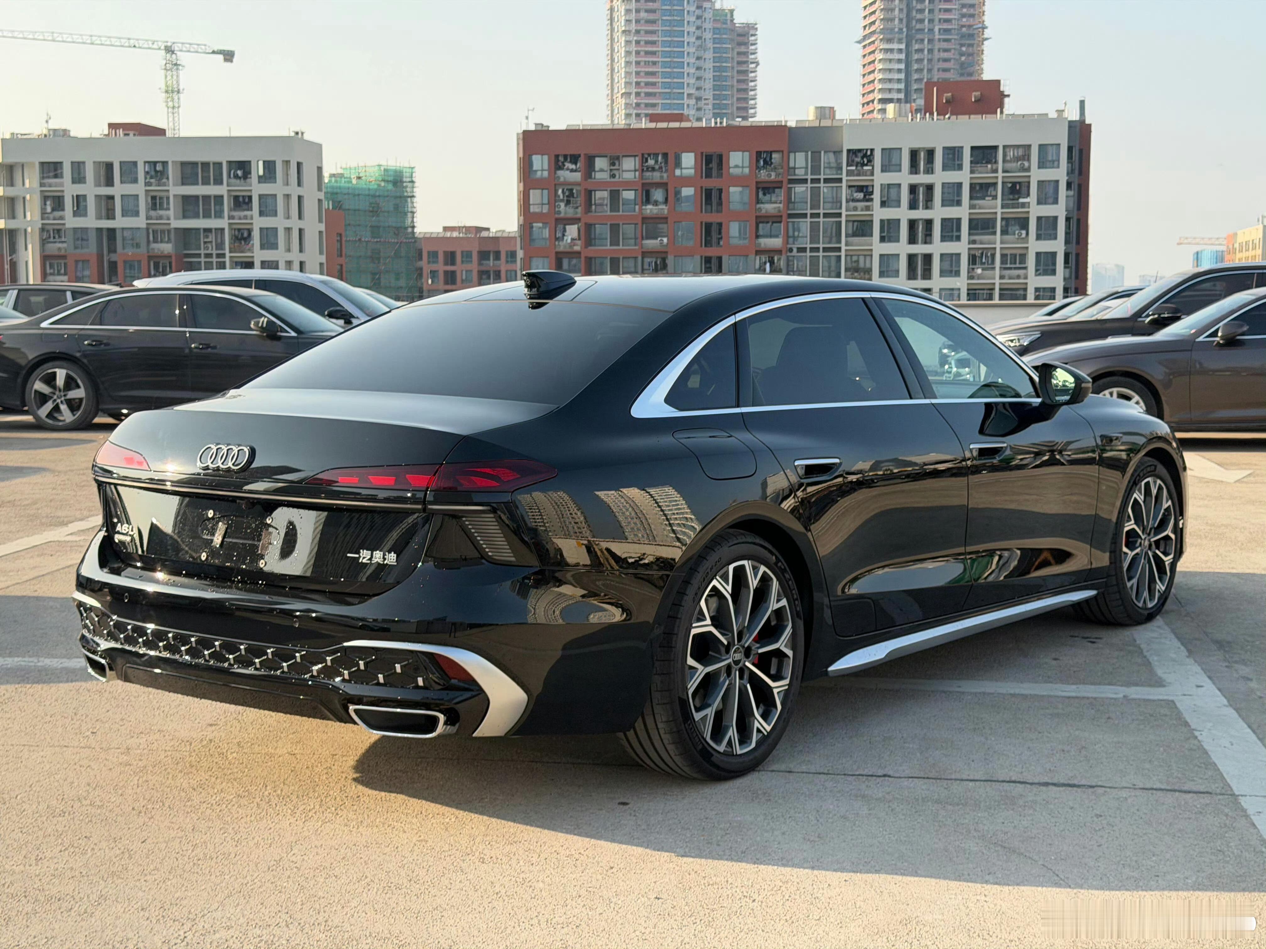 全新奥迪A6L，前后杠两侧和侧面底边的银色装饰有点点突兀，将来给实车做个黑化，感