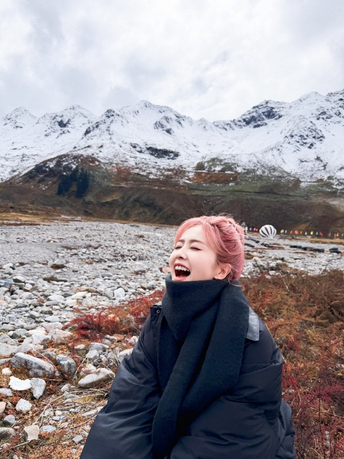 白鹿晒西藏明信片​​​​白鹿晒西藏明信片，点击查收白鹿新鲜自拍，西藏风景下的可