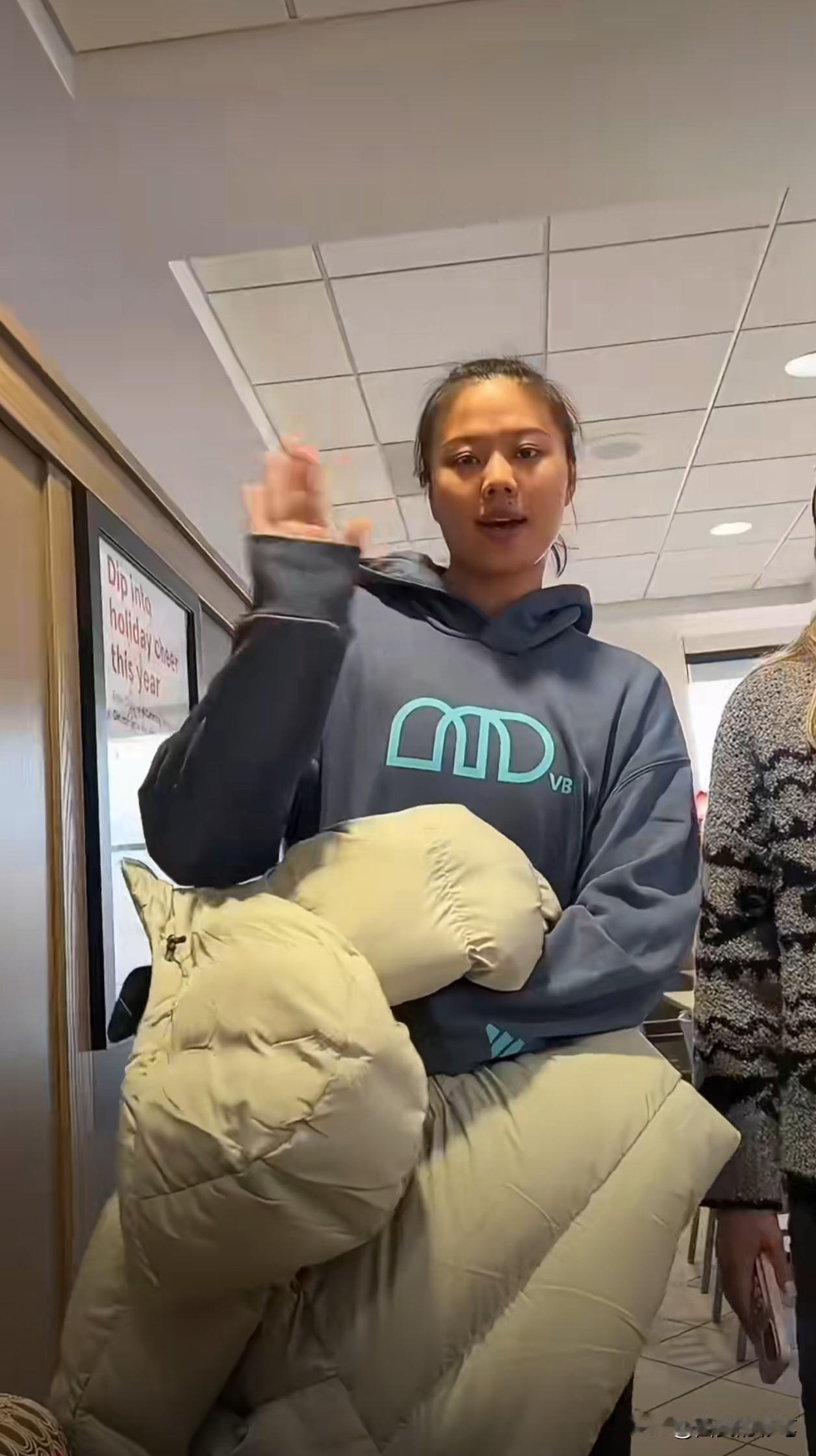 逛吃逛穿的龚翔宇，好high啊走向街头的龚翔宇完全控制不住嘴巴了[呲牙笑]。除了