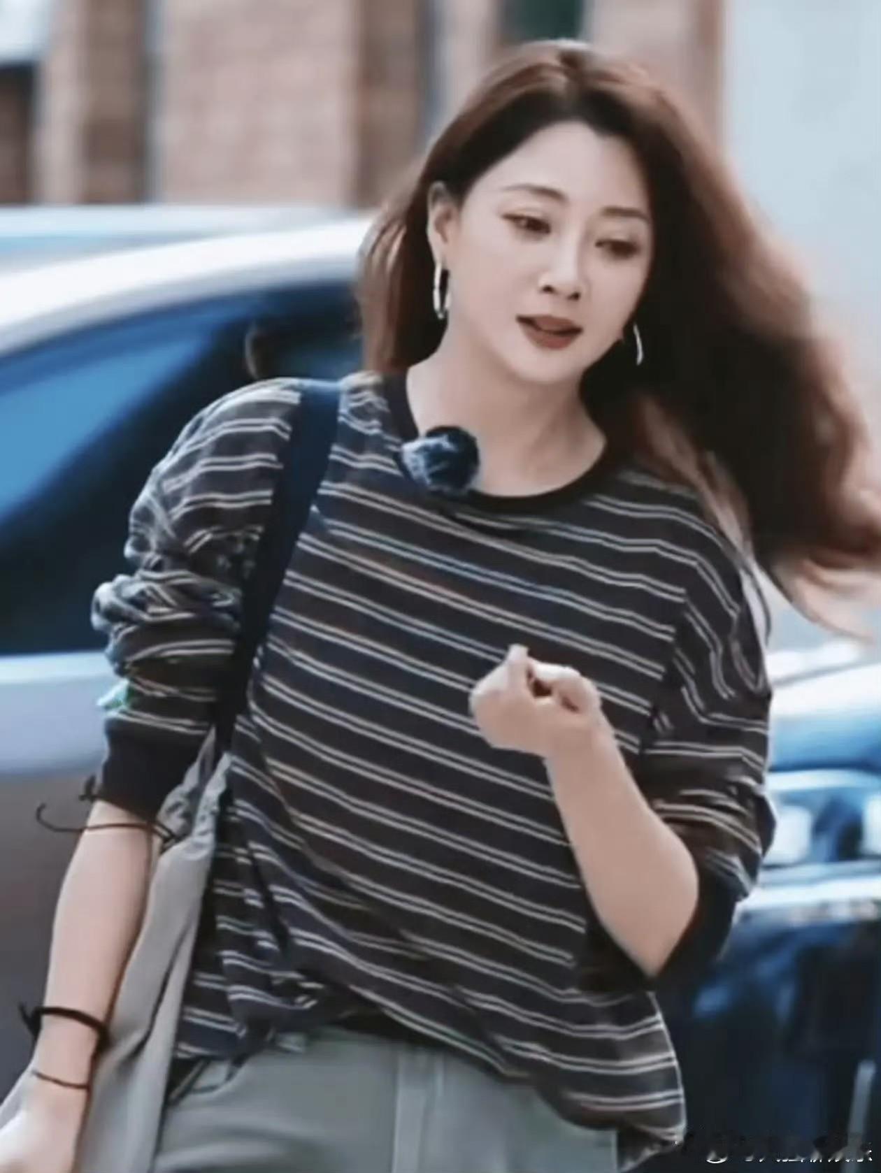 我不懂殷桃为什么一直不红她47岁了，没有结婚，没有谈恋爱，没有生孩子，也没有