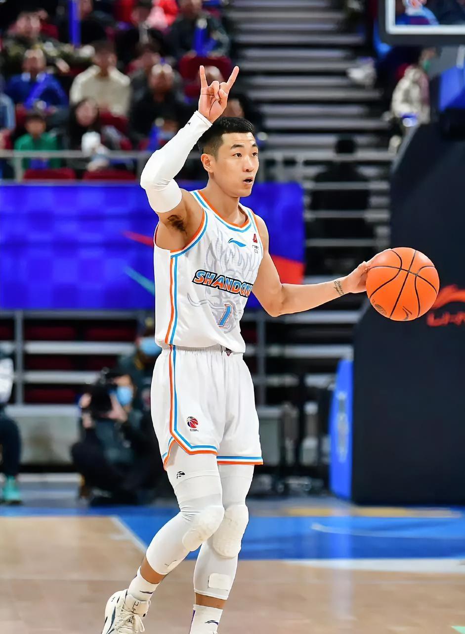 太精彩了，山东102-82大胜新疆，这三位球员是赢球最大功臣！1. 高诗岩