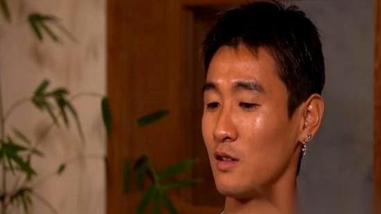 国足集训，邵佳一把韦世豪叫到一边。韦世豪自己琢磨，新教练上任，估计自己得准备打