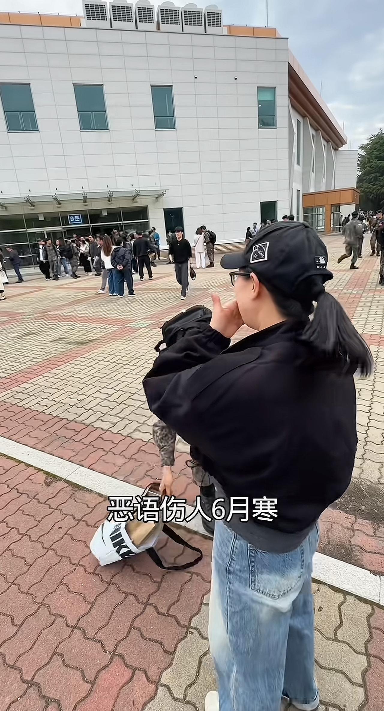 这位姐妹嫁给了韩国人，孩子到了服兵役的年龄，只能被征召入伍，她在自媒体平台上发布