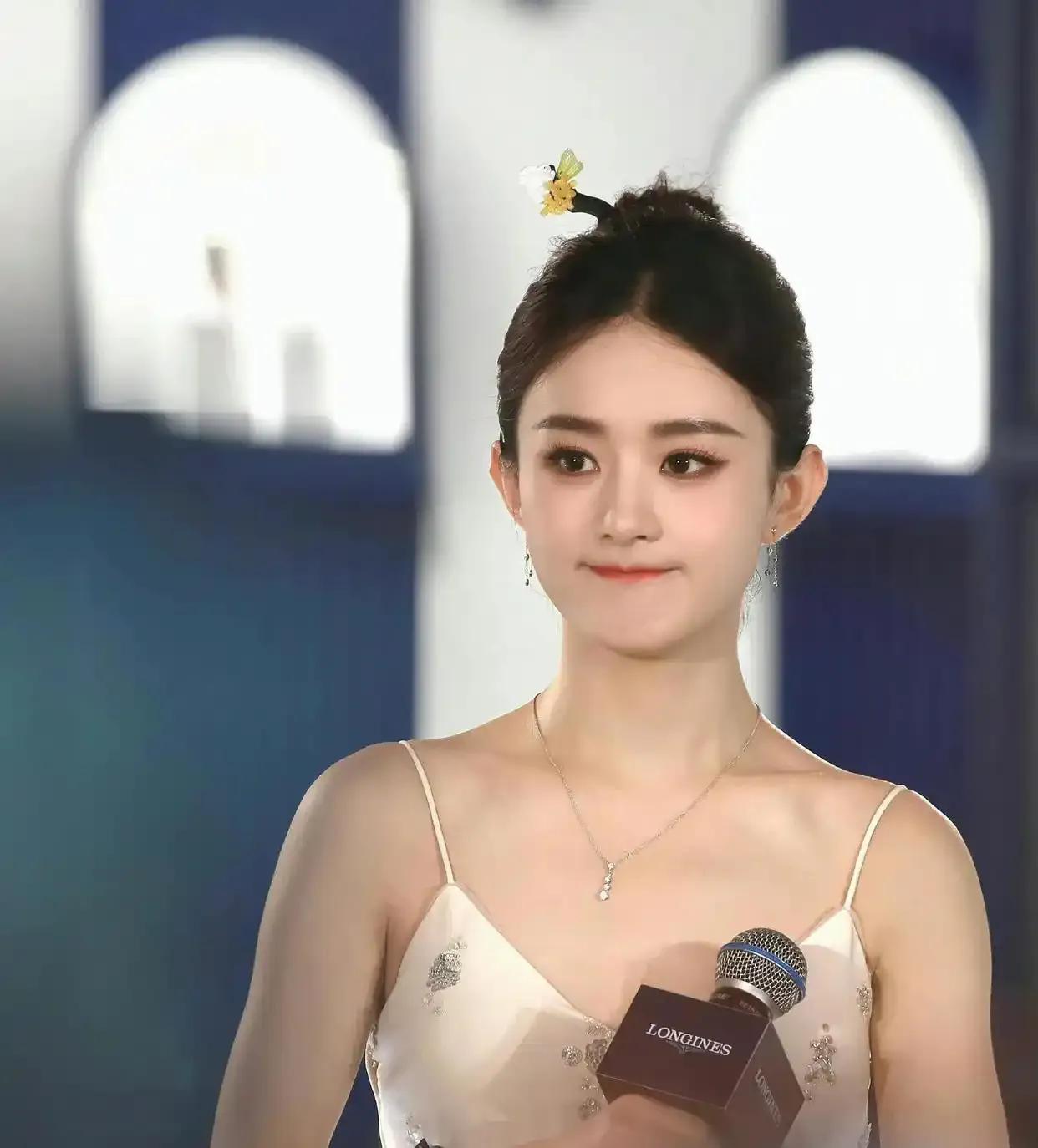 当年张艺谋评价赵丽颖是“少见的、能沉下心扎进生活里的演员”，如今看来果然没说错。