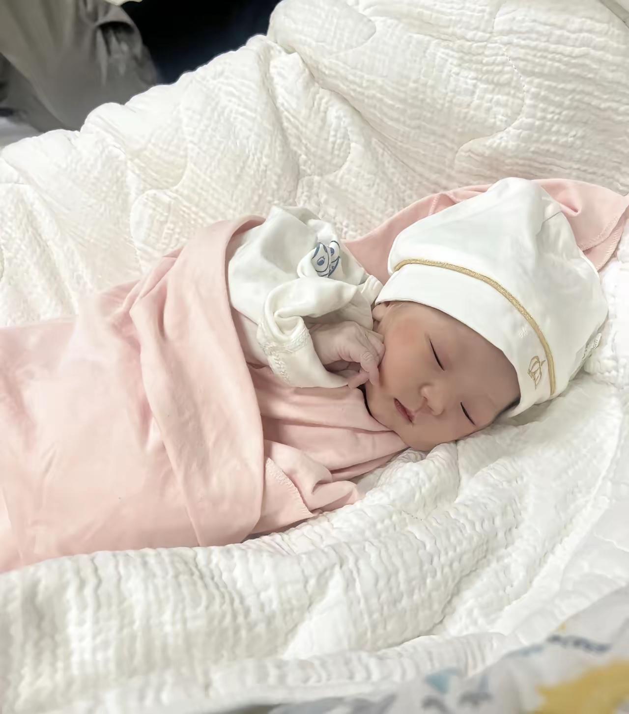 这宝宝咋这么可爱呀，简直太治愈了！看着小家伙儿，我的心瞬间就被融化了，太萌啦！