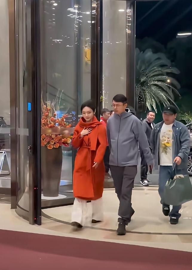 2月17日凌晨，央视马年春晚正式收官，主持人龙洋结束工作后，匆匆离开一号演播大厅