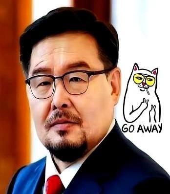 蒙古国那位想把矿产卖给中国、搞经济的总理，被自己人投了出局。就在他把煤炭出口干到