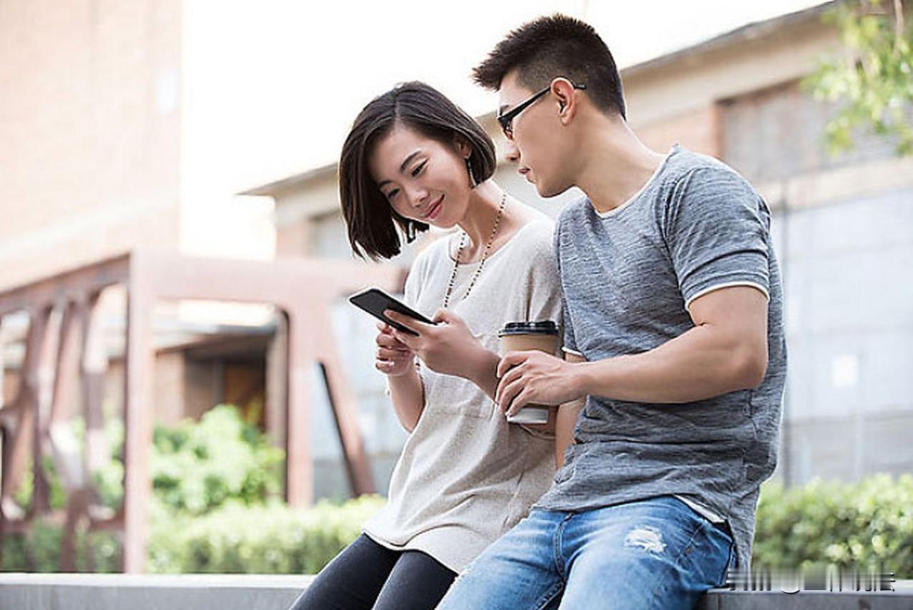 福建厦门，女子怀疑男友在社交平台和他人暧昧，但始终找不到证据。为了能偷偷查看男友