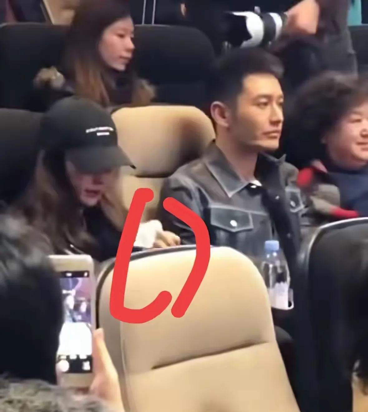 从这张照片就看出来了，他们那个时候，就注定要离婚了。首先我要是杨颖的婆婆，就坐